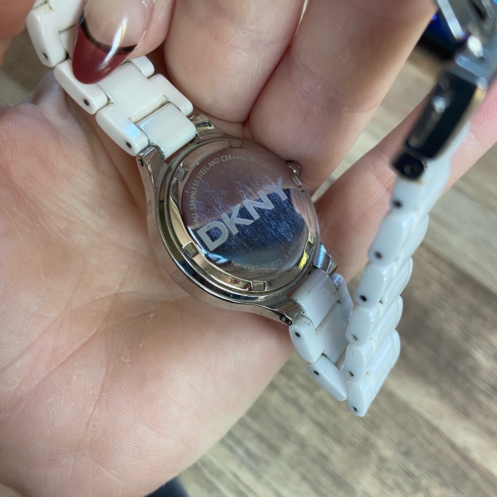 DKNY Vintage Watch w/ 36 Diamonds 💎 - Picture 4 of 8